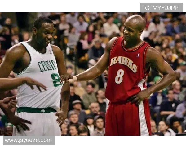 杰弗森与姚明的篮球传奇对决与友谊交织的故事