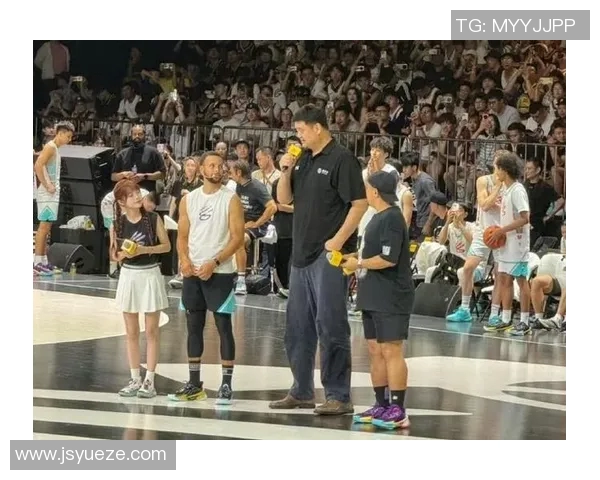 詹姆斯与姚明同框合照展现篮球巨星友谊与荣耀时刻