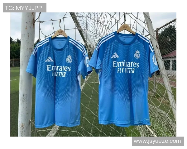 足球明星亲临运动店与粉丝互动分享训练秘诀和运动装备推荐