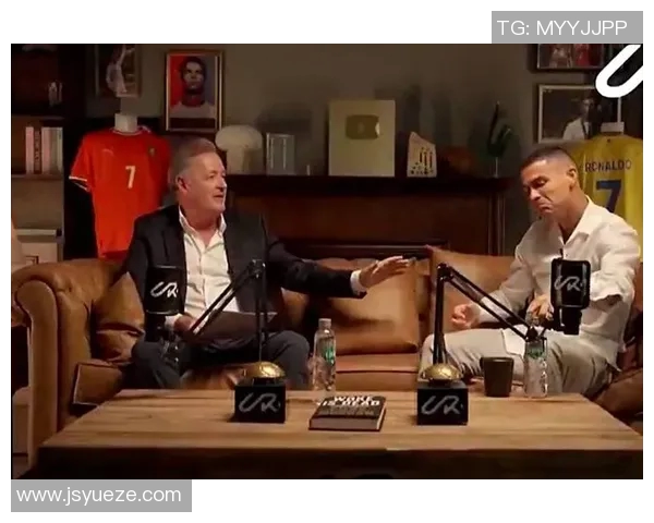 足球明星甜蜜公开恋情引发粉丝热议与媒体关注的背后故事