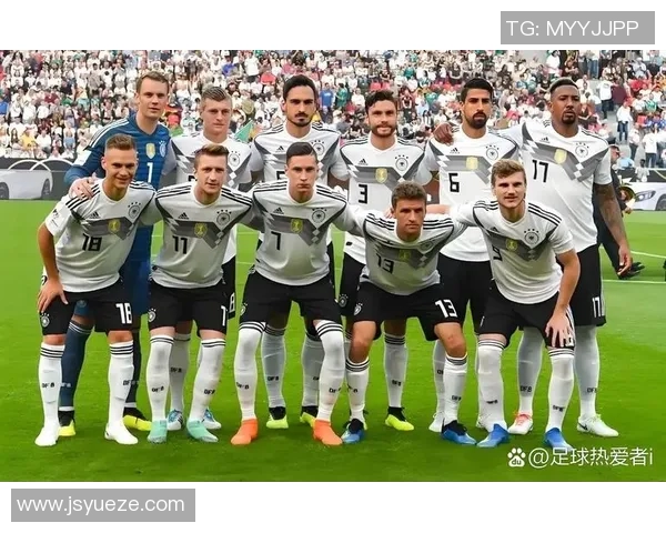 足球明星齐聚一堂球队合照展现团结与荣耀的瞬间